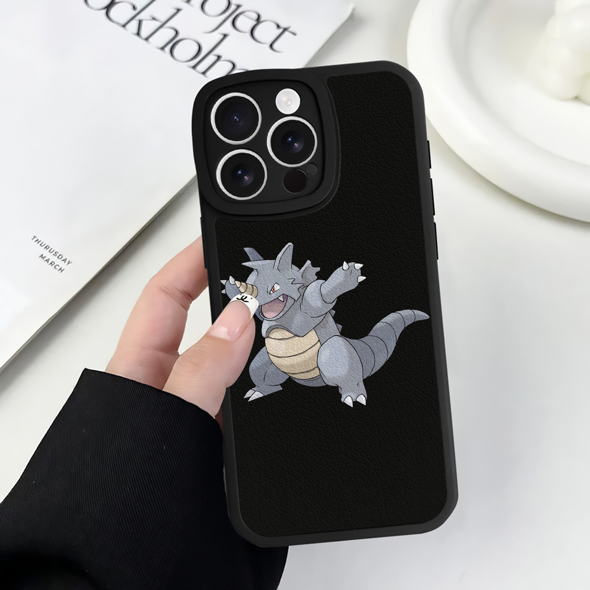 （画像用） ポケットモンスター Pokémon 【iPhone 16シリーズ対応】シリコンスマホケース（レザー調） 材質：シリコン